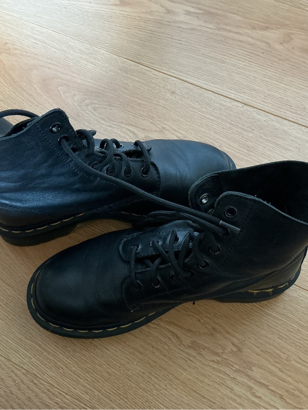 DM 1460 Pascal Leather 8-Eye Lace-Up Boots, L7